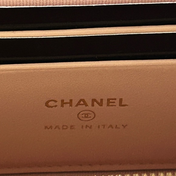 CHANEL (26P) Slim Vanity with Chain Caviar Leather fits Large IPhone - Picture 12 of 16